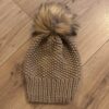gorro de lana marrón con pompón marrón
